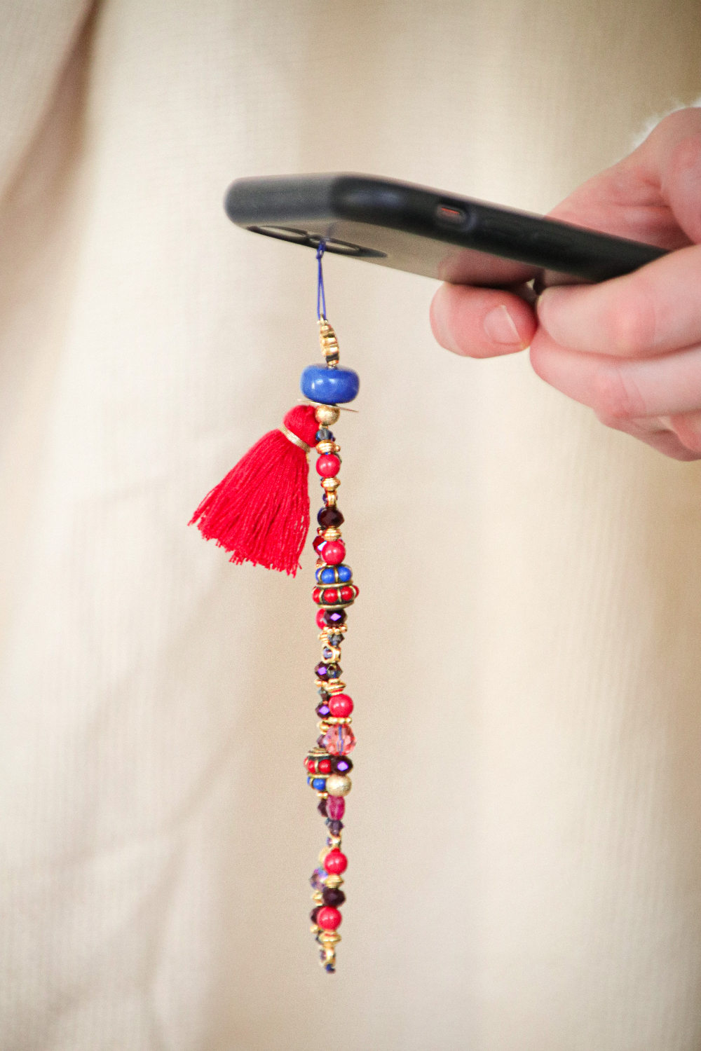Schéma DIY Bijou de téléphone avec perles ethniques, cristaux Purecrystal, pierres gemmes et pompon
