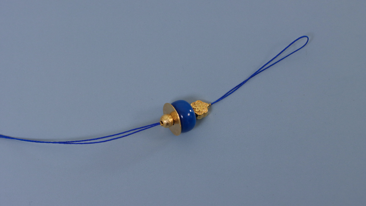 DIY Bijou de téléphone avec perles ethniques, cristaux Purecrystal, pierres gemmes et pompon : Etape 2