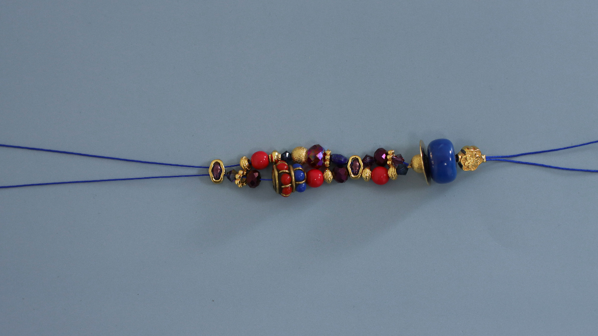 DIY Bijou de téléphone avec perles ethniques, cristaux Purecrystal, pierres gemmes et pompon : Etape 3