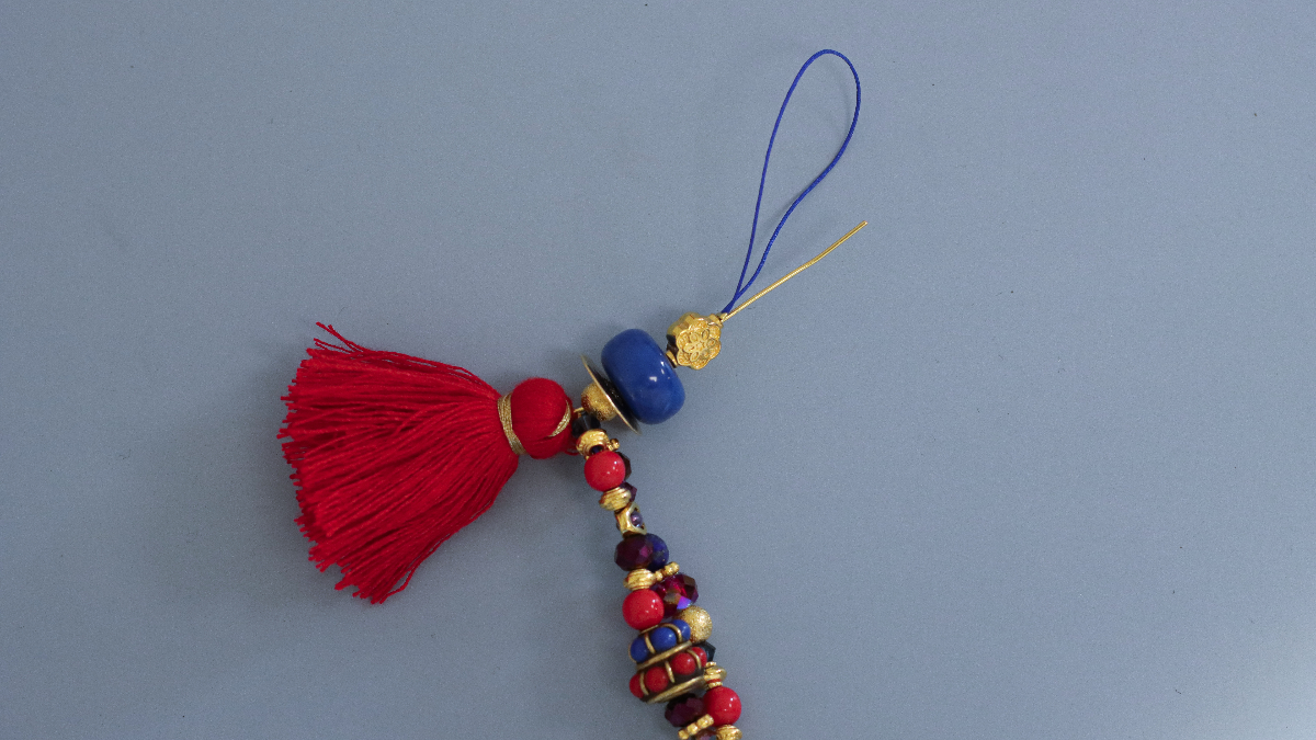 DIY Bijou de téléphone avec perles ethniques, cristaux Purecrystal, pierres gemmes et pompon : Etape 5