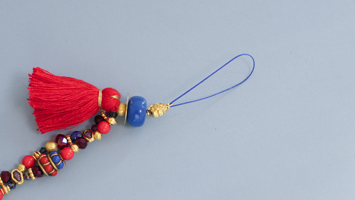 DIY Bijou de téléphone avec perles ethniques, cristaux Purecrystal, pierres gemmes et pompon : Etape 6