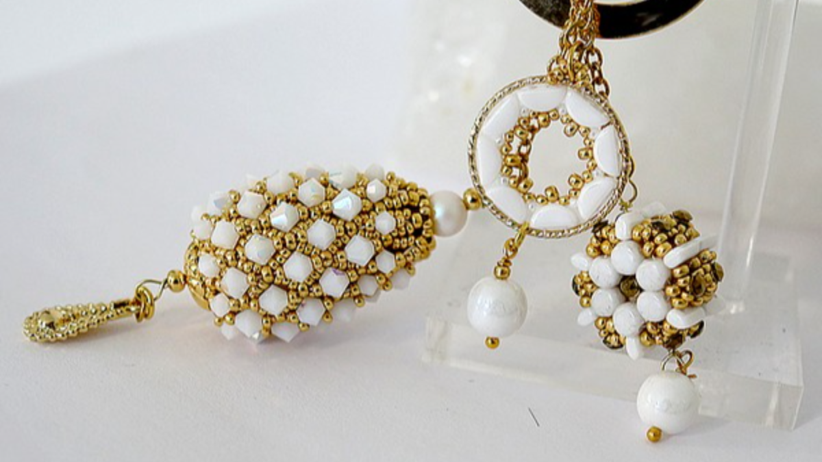 Schéma DIY Bijou de sac en perles perlées Victoria, Léa et Donuts par Puca et support en bois Jesse et Jack Schéma DIY Bijou de sac en perles perlées Victoria, Léa et Donuts par Puca et support en bois Jesse et Jack