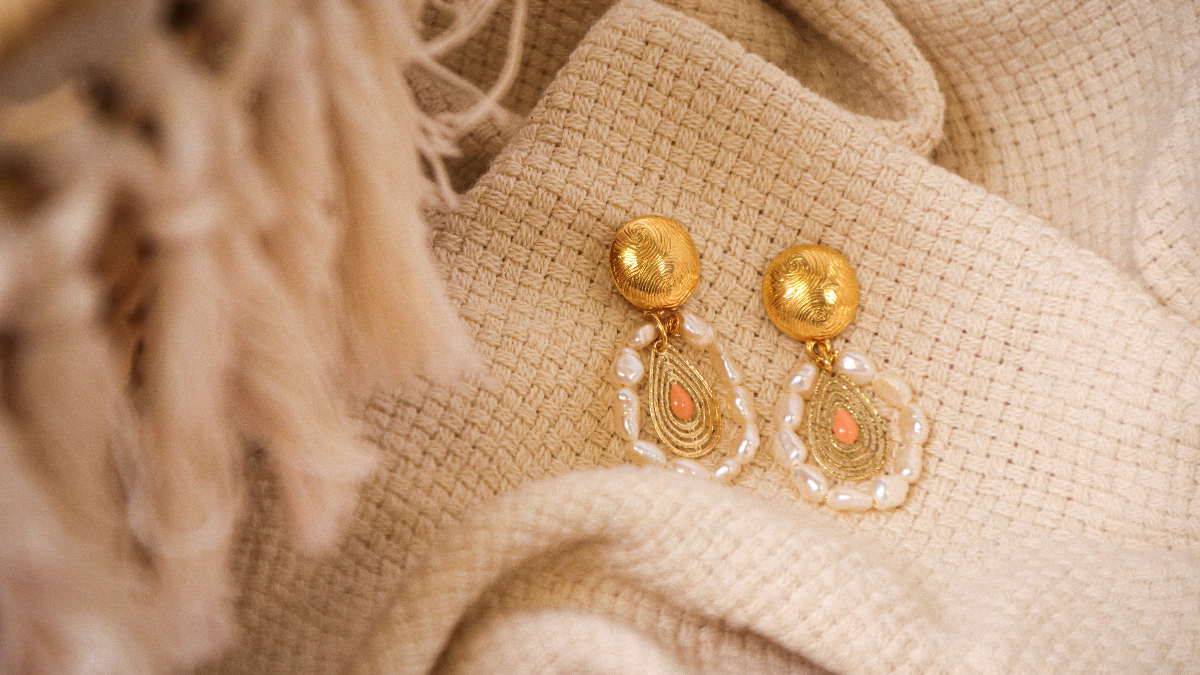 DIY Boucles d'oreilles bohème chic avec breloque goutte ajourée et perles d'eau douce DIY Boucles d'oreilles bohème chic avec breloque goutte ajourée et perles d'eau douce