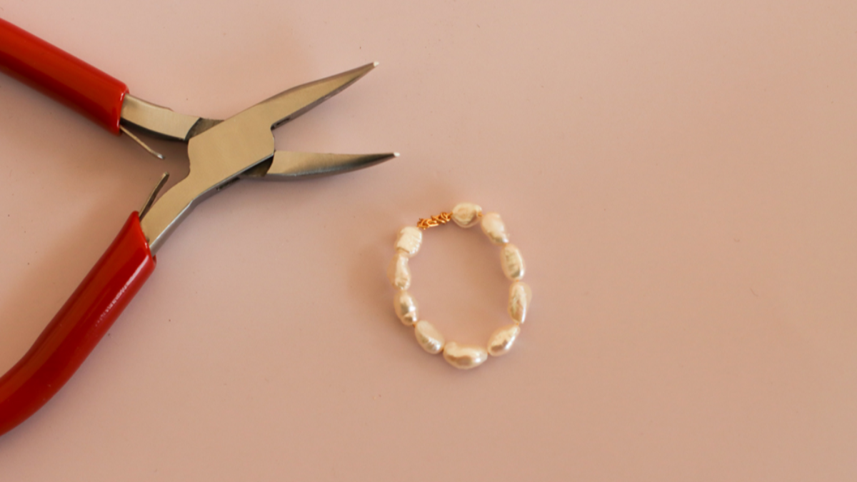 DIY Boucles d'oreilles bohème chic avec breloque goutte ajourée et perles d'eau douce : Etape 3