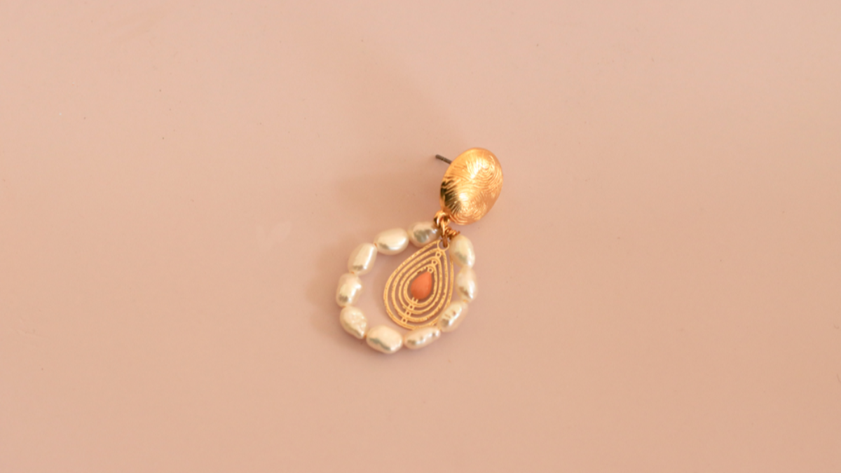 DIY Boucles d'oreilles bohème chic avec breloque goutte ajourée et perles d'eau douce : Etape 4