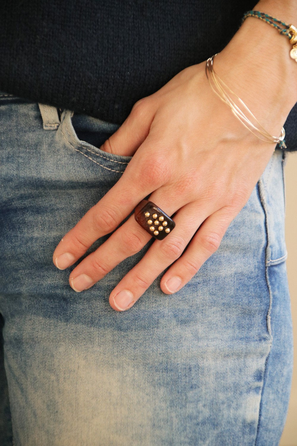 Grosse bague colorée en résine avec boules dorées