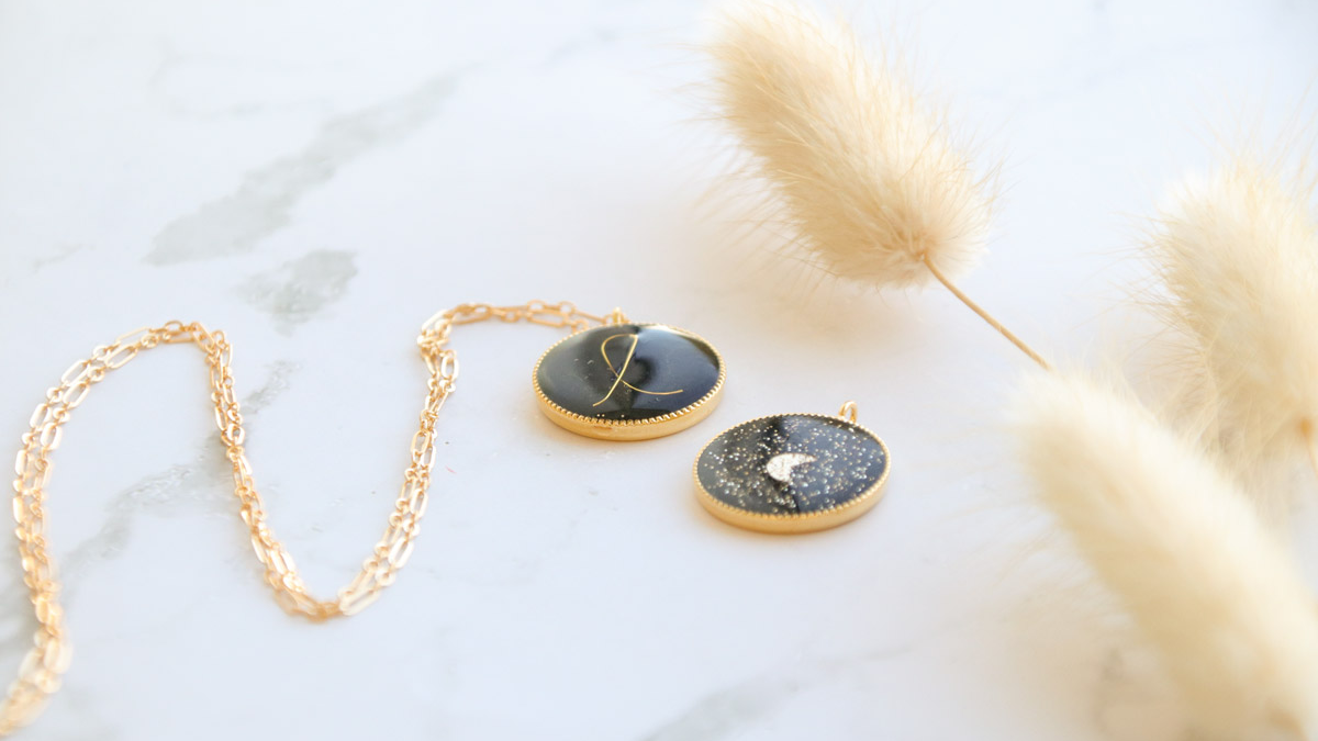 Schéma Médaillon en résine époxy avec lettre en fil métallique Schéma Médaillon en résine époxy avec lettre en fil métallique