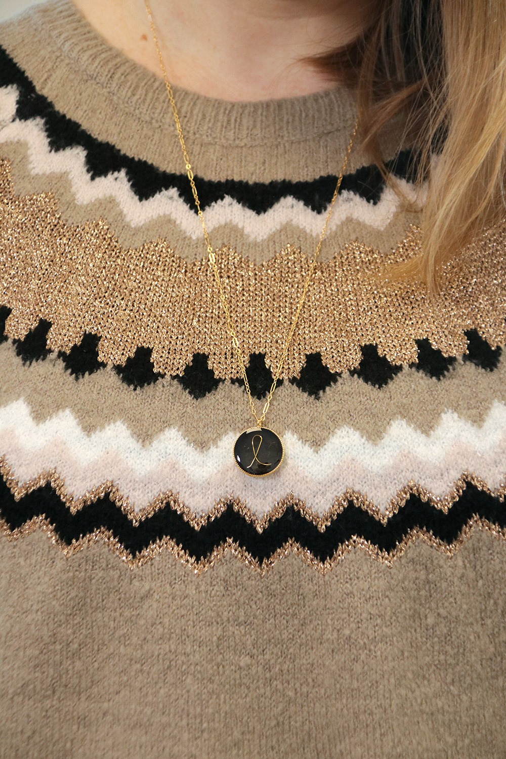 Médaillon en résine époxy avec lettre en fil métallique