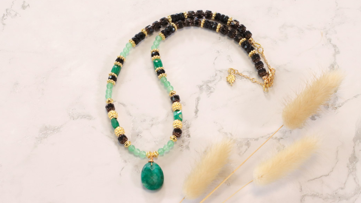 Schéma Collier pendentif imitation émeraude et perles en verre facettes antiques