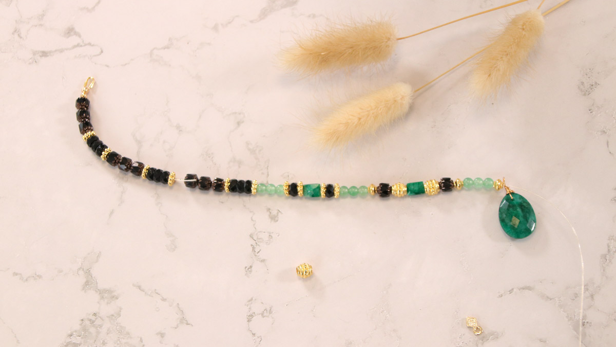 Collier pendentif imitation émeraude et perles en verre facettes antiques : Etape 7