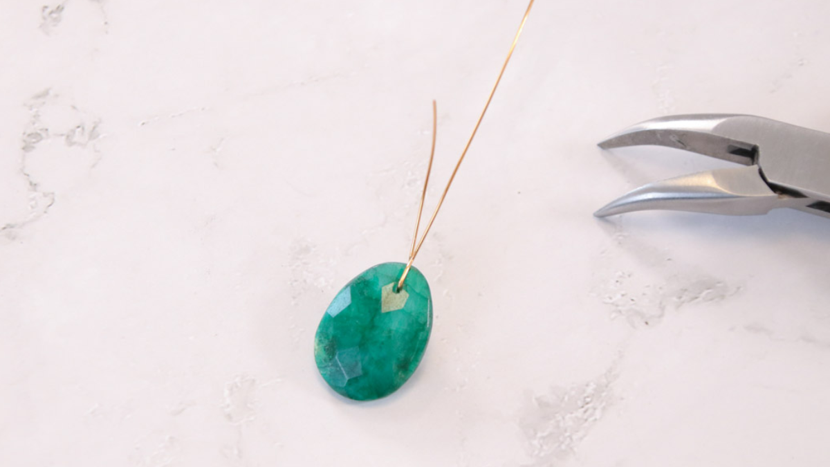 Collier pendentif imitation émeraude et perles en verre facettes antiques : Etape 3