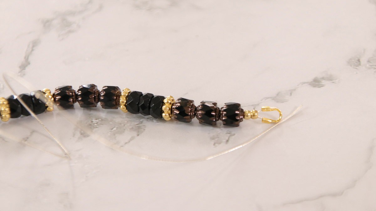 Collier pendentif imitation émeraude et perles en verre facettes antiques : Etape 8