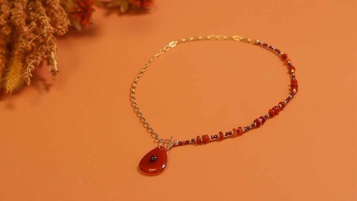 Collier asymétrique avec chaîne Gold filled (or laminé), grenat et cornaline