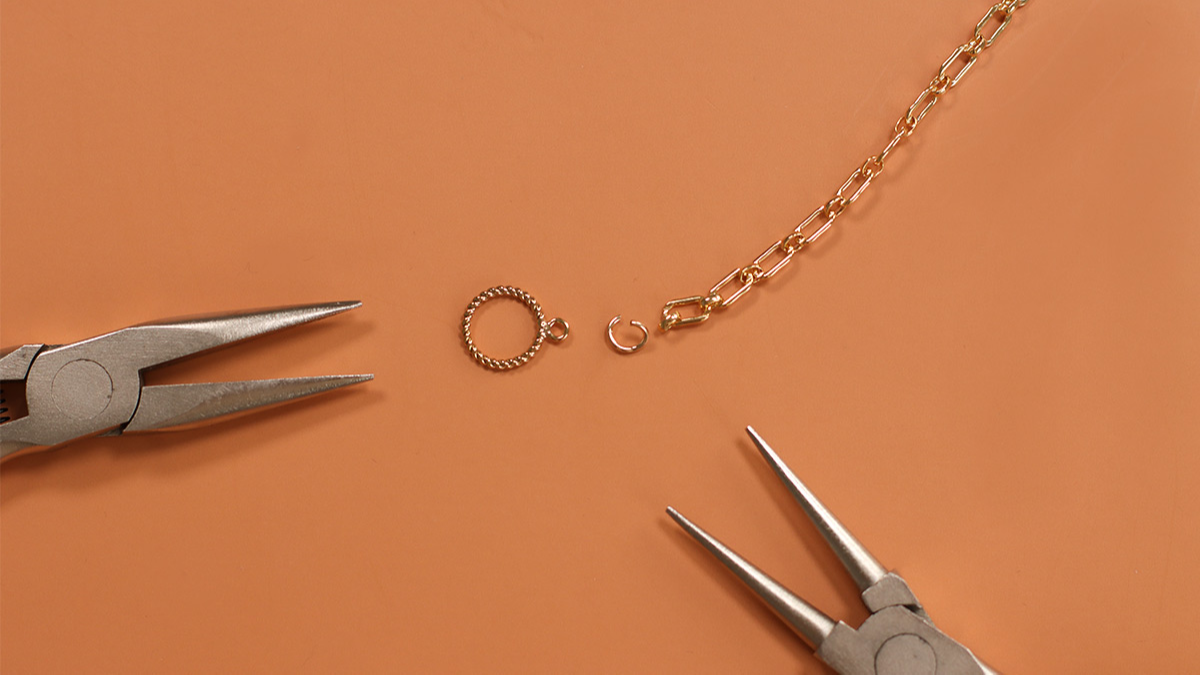 Collier asymétrique avec chaîne Gold filled (or laminé), grenat et cornaline : Etape 2