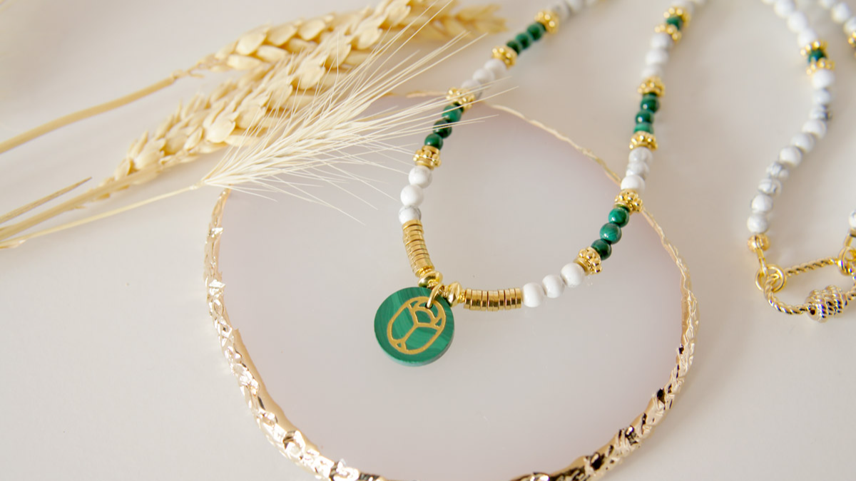 Schéma Collier en perles Howlite et Malachite Pendentif Scarabée Schéma Collier en perles Howlite et Malachite Pendentif Scarabée