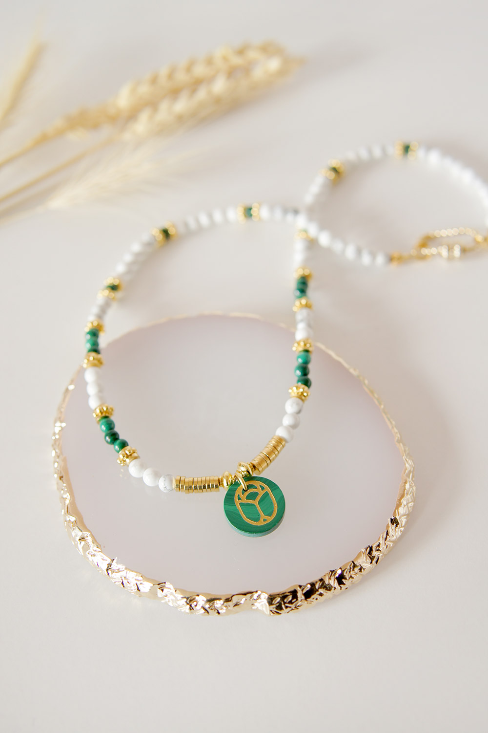 Schéma Collier en perles Howlite et Malachite Pendentif Scarabée Schéma Collier en perles Howlite et Malachite Pendentif Scarabée