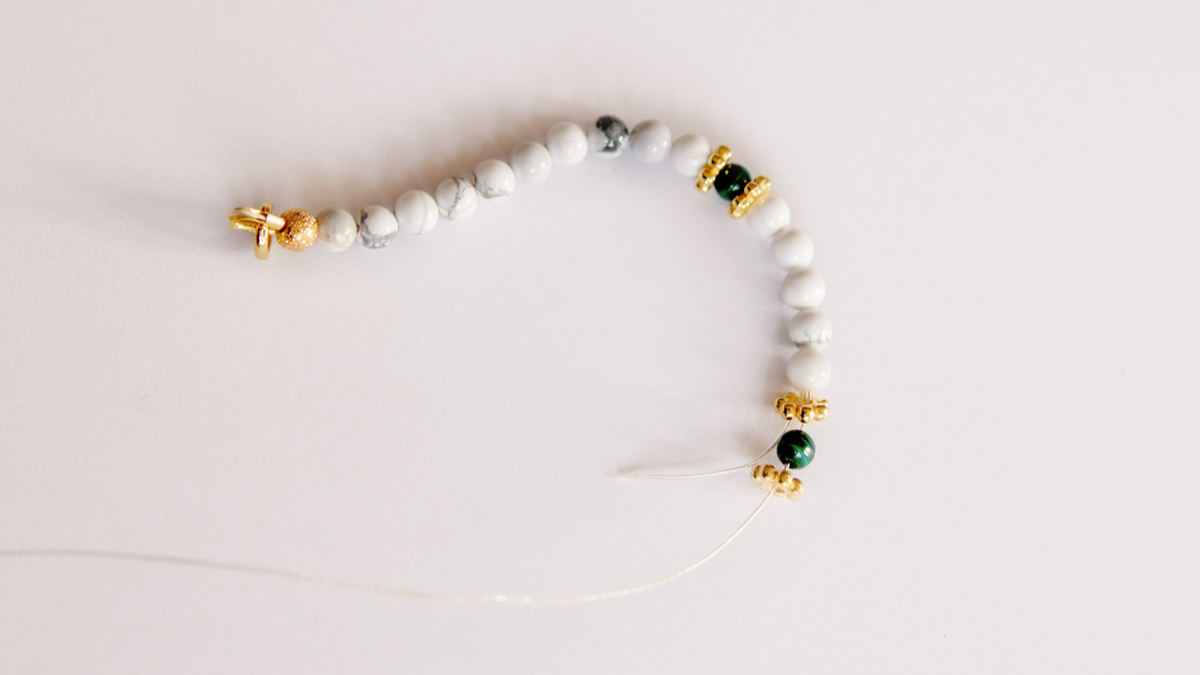 Collier en perles Howlite et Malachite Pendentif Scarabée : Etape 1 Collier en perles Howlite et Malachite Pendentif Scarabée : Etape 1