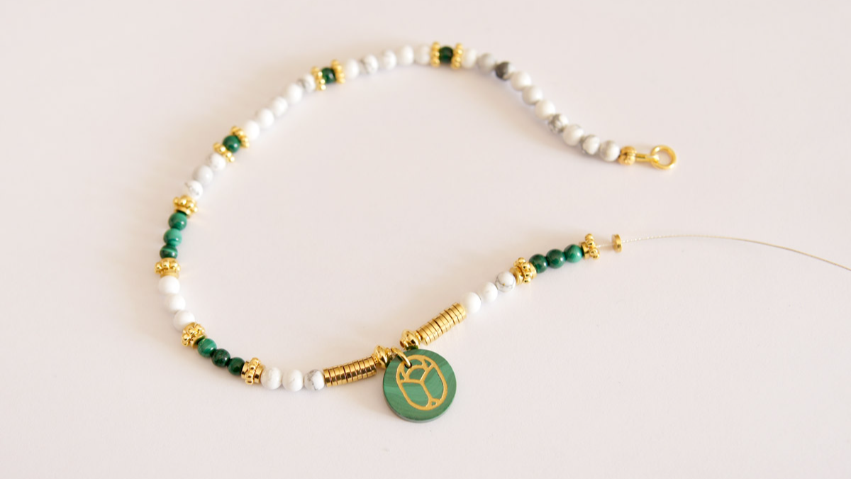 Collier De Perles De Malachite Avec Pendentif Coquillage Sculpté - Longueur 61 Cm