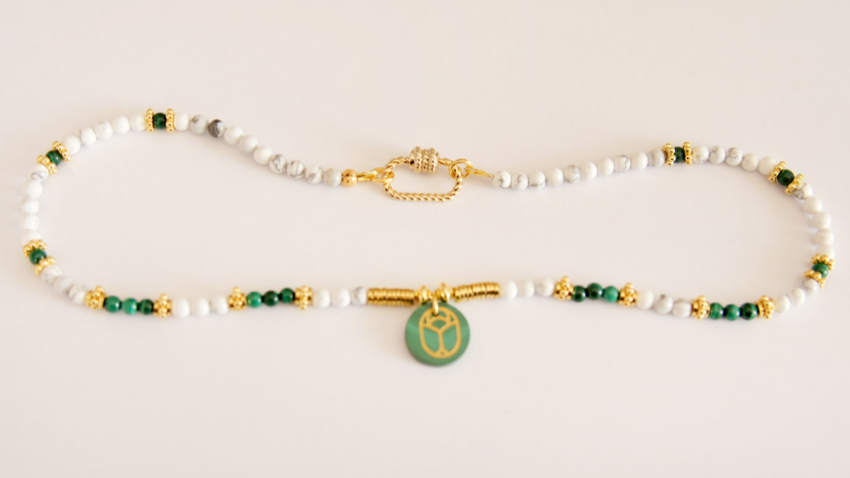 Collier en perles Howlite et Malachite Pendentif Scarabée : Etape 4 Collier en perles Howlite et Malachite Pendentif Scarabée : Etape 4