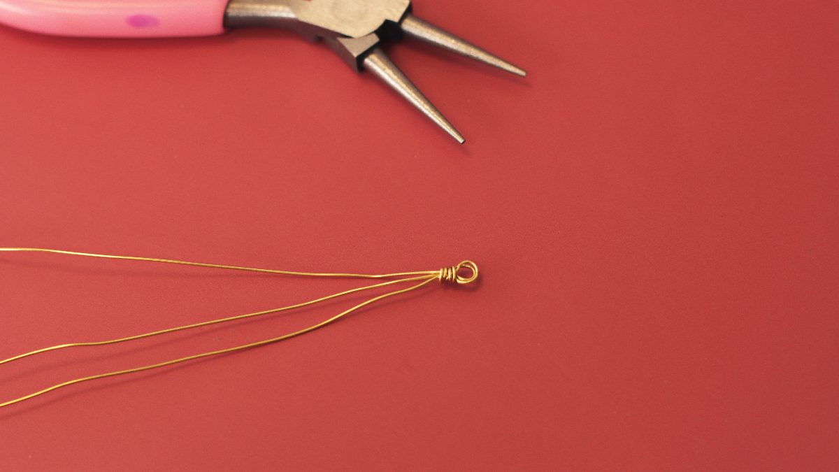 DIY Bague débutant tressage toupies PureCrystal arc-en-ciel : Etape 2 DIY Bague débutant tressage toupies PureCrystal arc-en-ciel : Etape 2