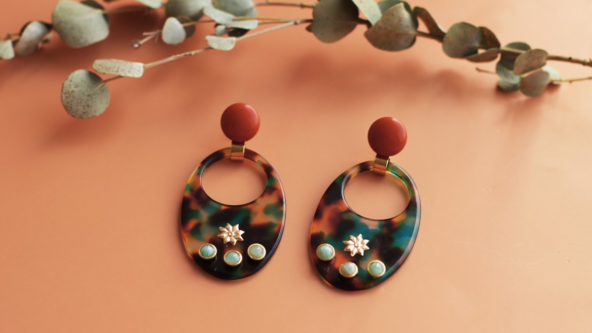 Boucles d'oreilles pendantes originales en résine et pierres naturelles Boucles d'oreilles pendantes originales en résine et pierres naturelles