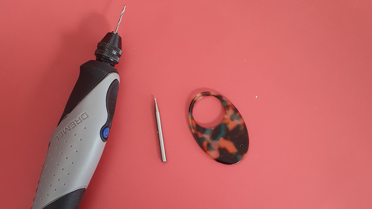 Boucles d'oreilles pendantes originales en résine et pierres naturelles : Etape 1