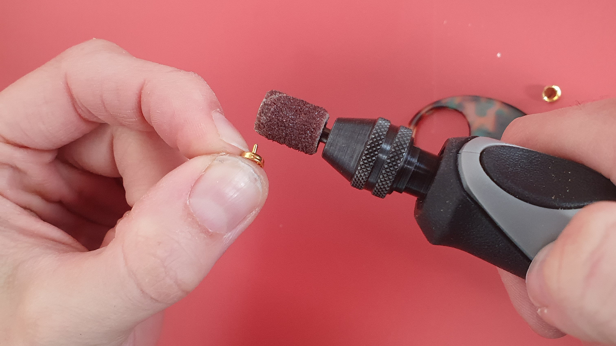 Boucles d'oreilles pendantes originales en résine et pierres naturelles : Etape 2