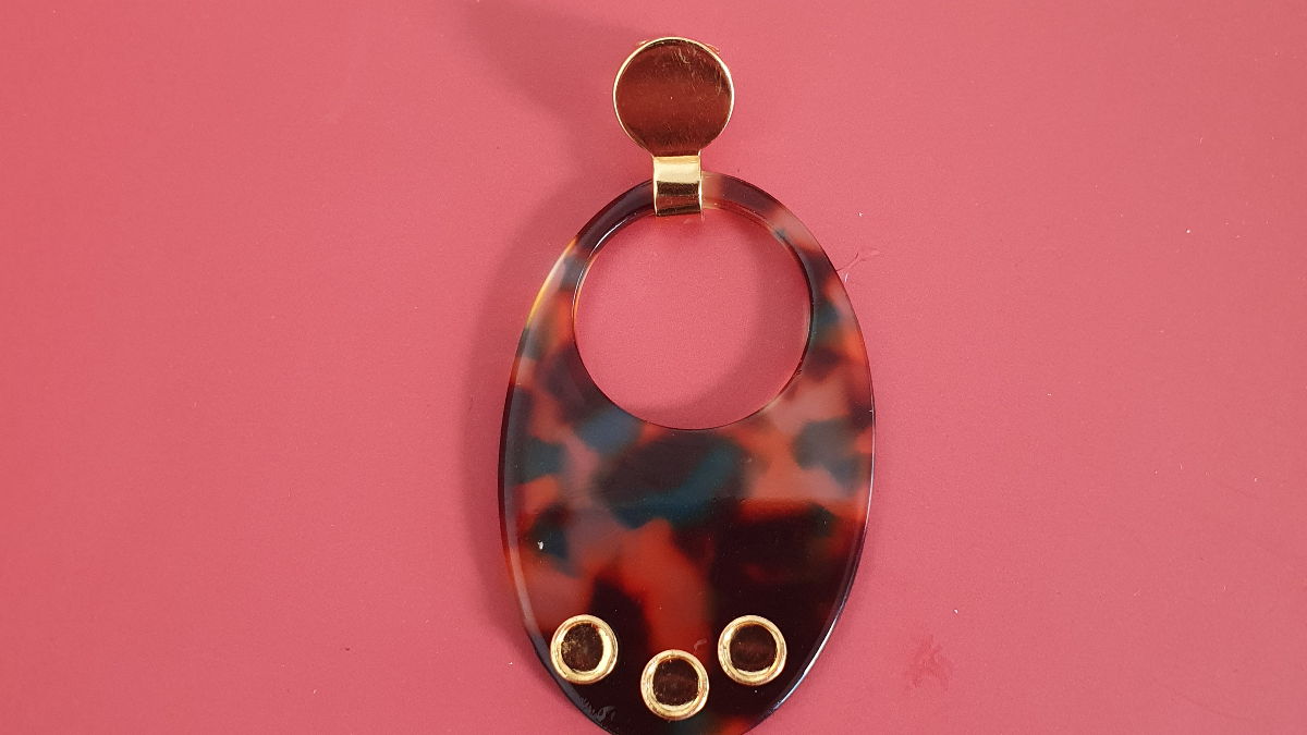 Boucles d'oreilles pendantes originales en résine et pierres naturelles : Etape 3