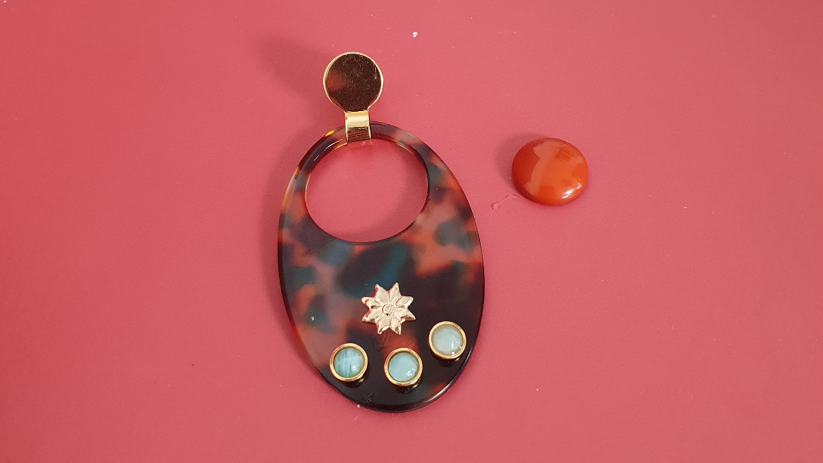 Boucles d'oreilles pendantes originales en résine et pierres naturelles : Etape 4