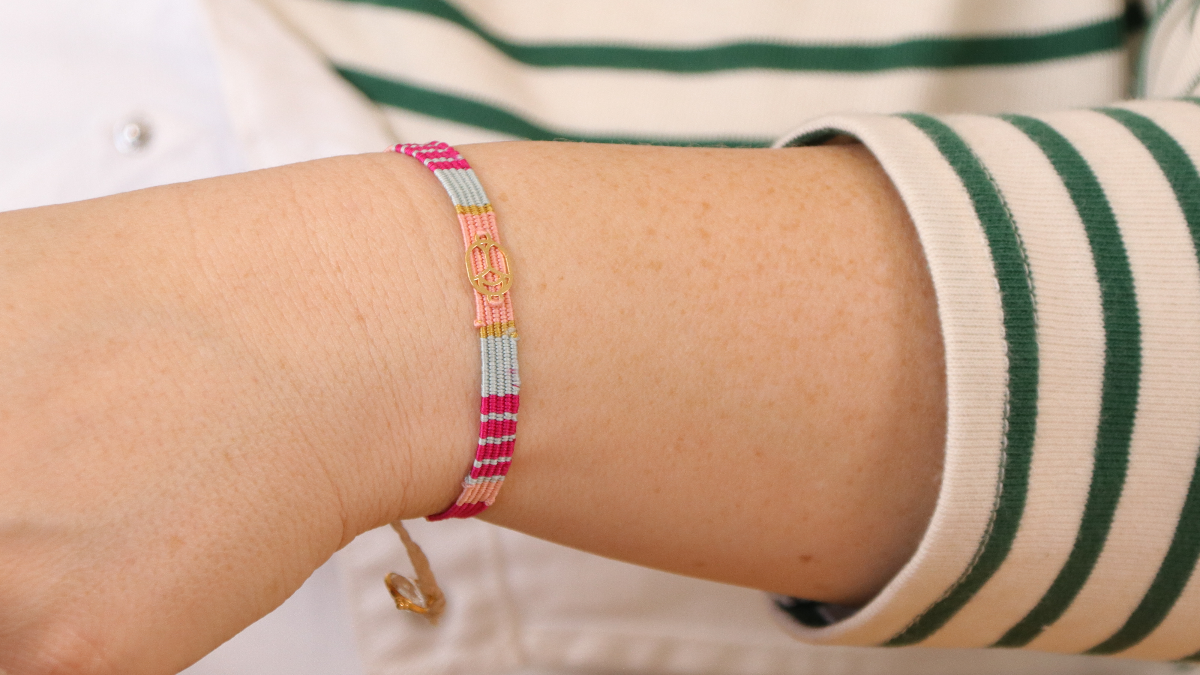 Schéma Bracelet fils de soie tissés et intercalaire scarabée doré Schéma Bracelet fils de soie tissés et intercalaire scarabée doré