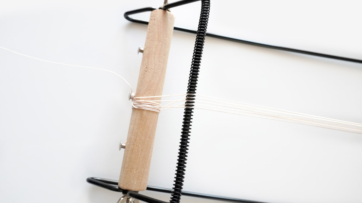 Bracelet fils de soie tissés et intercalaire scarabée doré : Etape 1 Bracelet fils de soie tissés et intercalaire scarabée doré : Etape 1