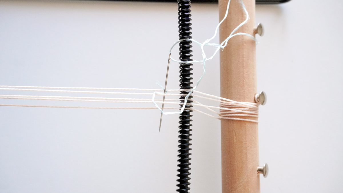 Bracelet fils de soie tissés et intercalaire scarabée doré : Etape 2 Bracelet fils de soie tissés et intercalaire scarabée doré : Etape 2