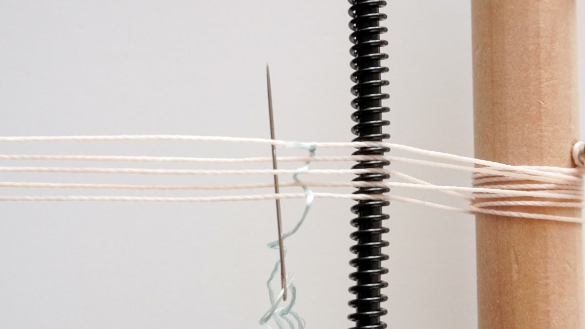 Bracelet fils de soie tissés et intercalaire scarabée doré : Etape 3 Bracelet fils de soie tissés et intercalaire scarabée doré : Etape 3