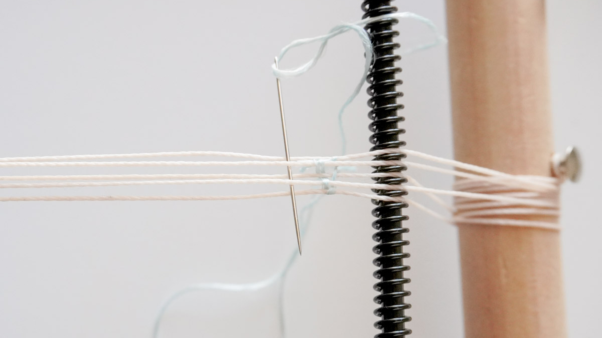 Bracelet fils de soie tissés et intercalaire scarabée doré : Etape 4 Bracelet fils de soie tissés et intercalaire scarabée doré : Etape 4