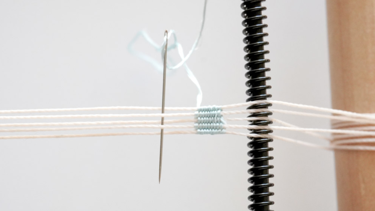 Bracelet fils de soie tissés et intercalaire scarabée doré : Etape 5 Bracelet fils de soie tissés et intercalaire scarabée doré : Etape 5