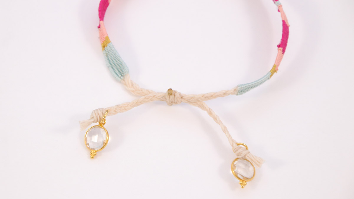 Bracelet fils de soie tissés et intercalaire scarabée doré : Etape 13 Bracelet fils de soie tissés et intercalaire scarabée doré : Etape 13