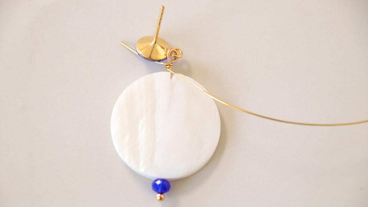 Boucles d'oreilles Soleil en nacre et perles bleu cobalt : Etape 2