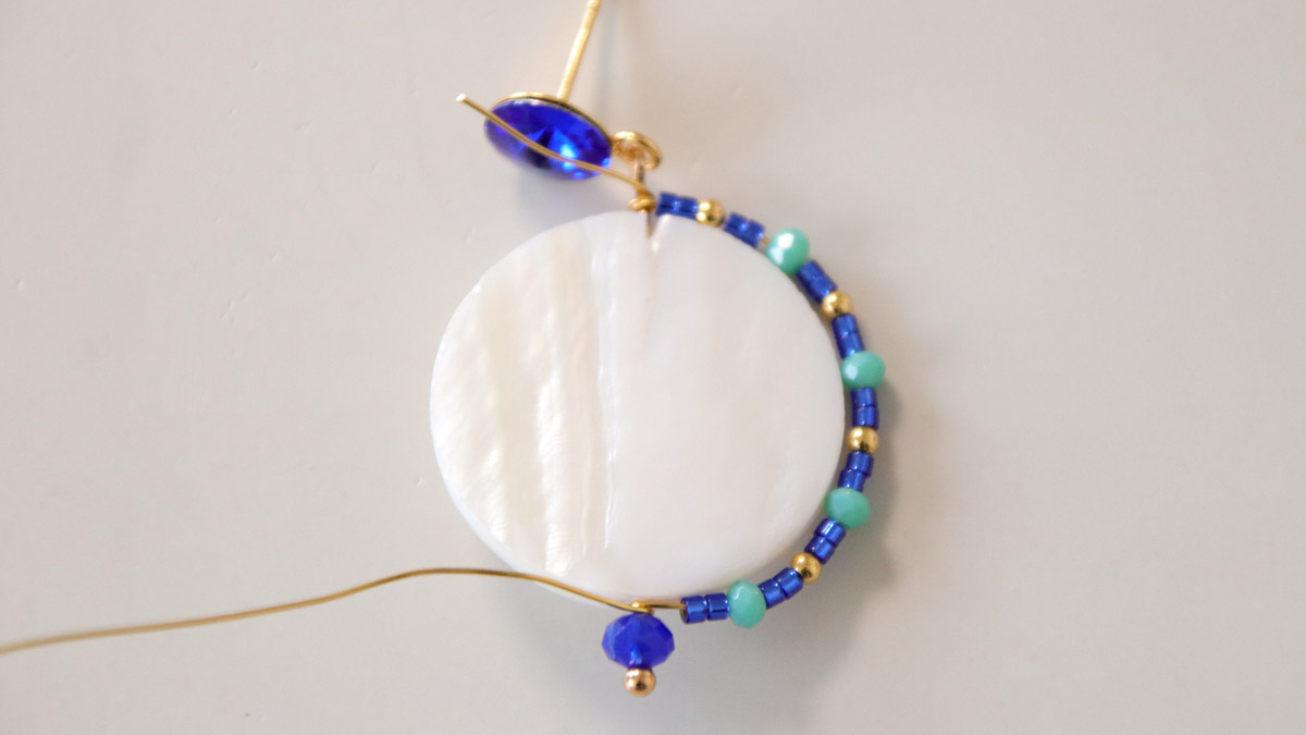 Boucles d'oreilles Soleil en nacre et perles bleu cobalt : Etape 3