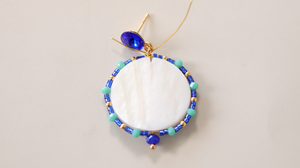 Boucles d'oreilles Soleil en nacre et perles bleu cobalt : Etape 4