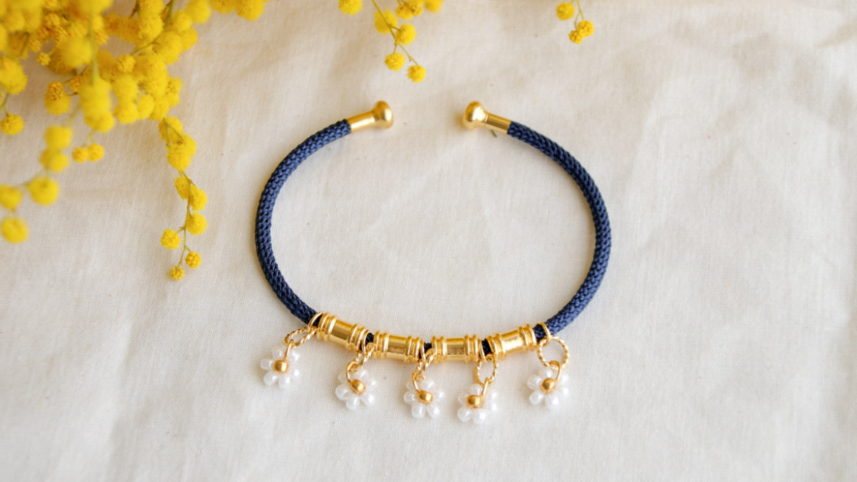 Bracelet jonc avec breloques marguerites en perles