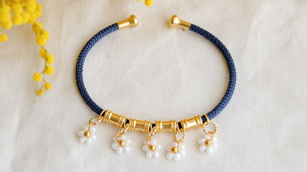 Bracelet jonc avec breloques marguerites en perles : Etape 5