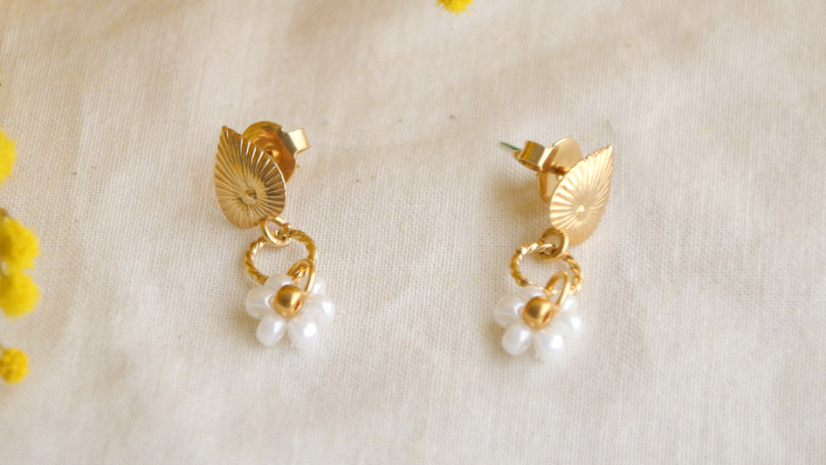 Bracelet jonc avec breloques marguerites en perles : Etape 6