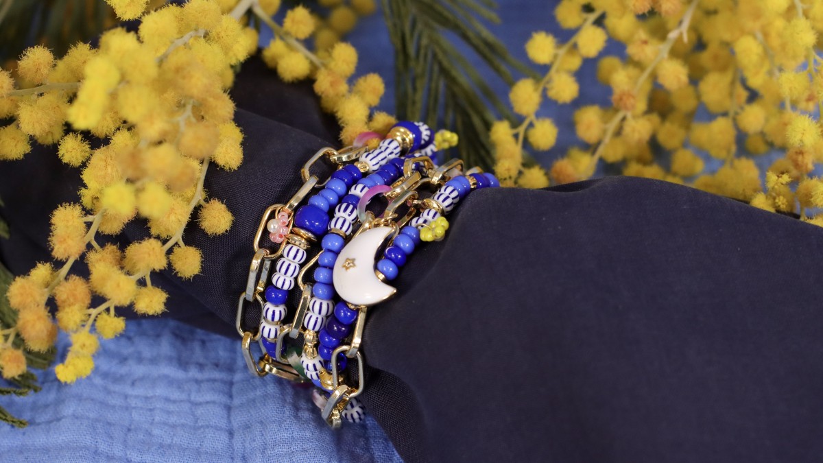 Schéma Bracelet multirang avec perles de rocaille et fleurs marguerite Schéma Bracelet multirang avec perles de rocaille et fleurs marguerite