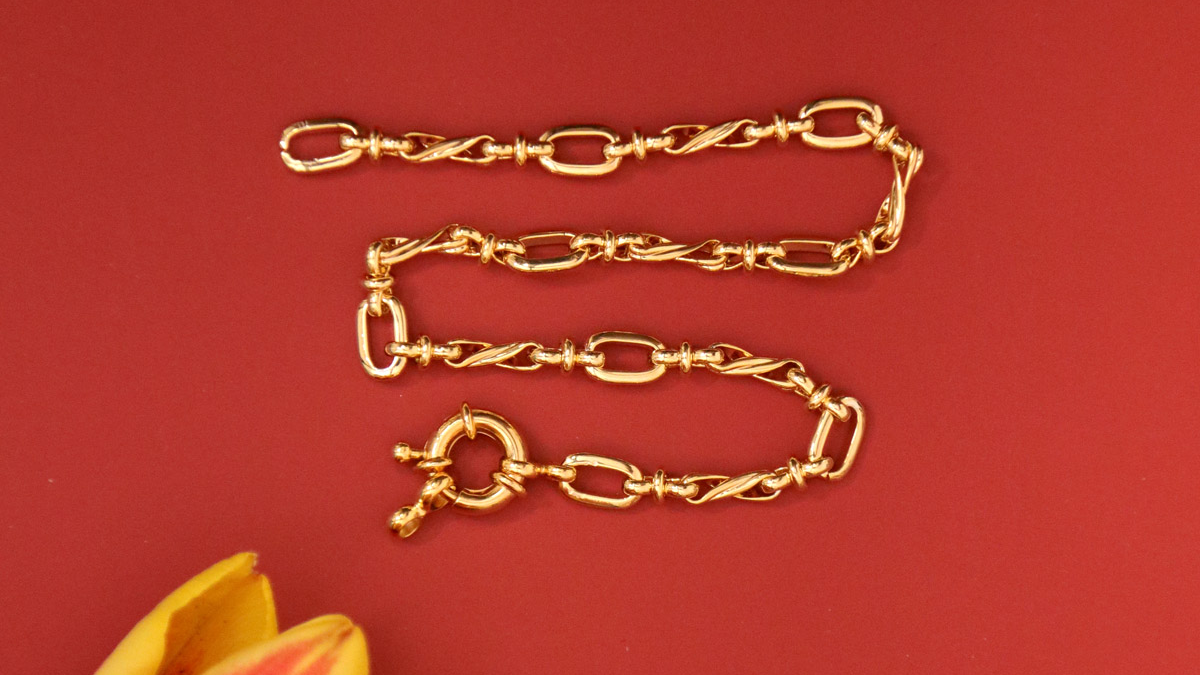 Collier chaîne fantaisie dorée et perles en Grenat : Etape 2 Collier chaîne fantaisie dorée et perles en Grenat : Etape 2