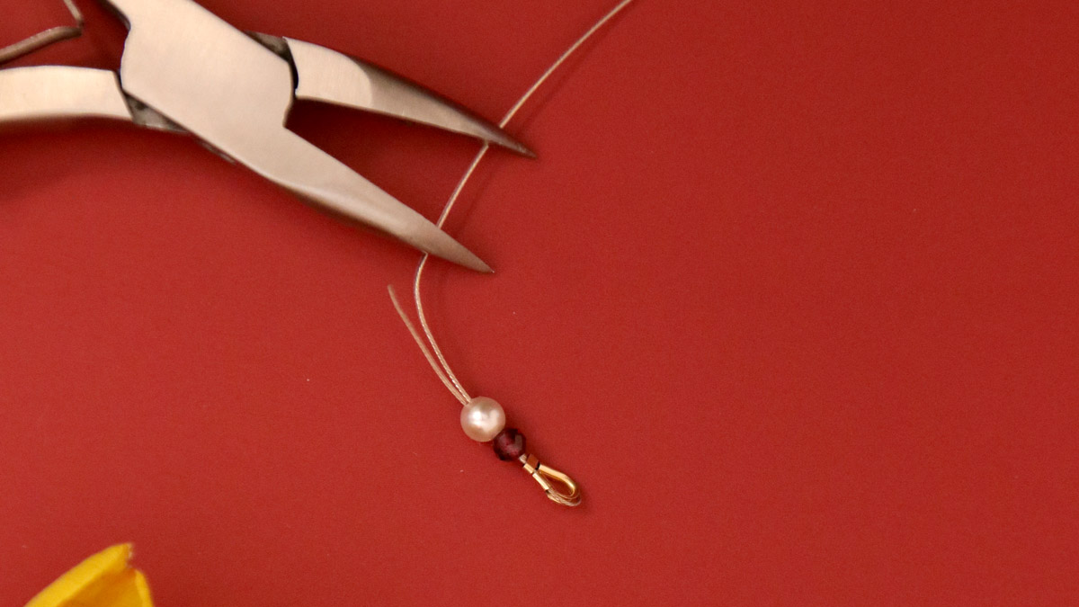 Collier chaîne fantaisie dorée et perles en Grenat : Etape 3 Collier chaîne fantaisie dorée et perles en Grenat : Etape 3