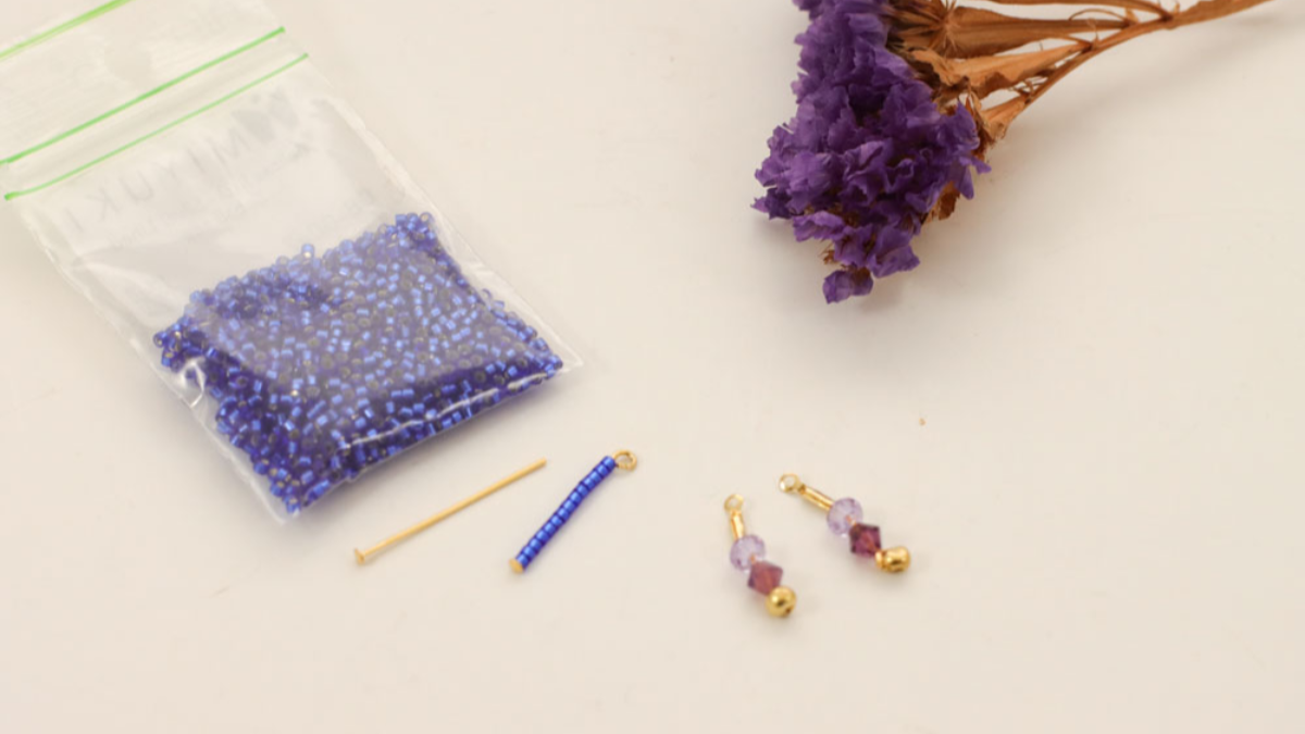 Duo de boucles d'oreilles pendantes avec breloques zircons, toupies PureCrystal et perles Miyuki : Etape 1