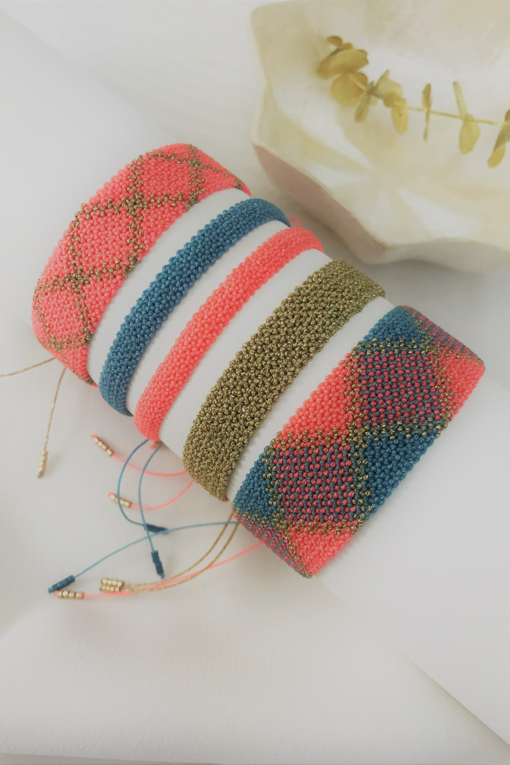 Bracelets unis ou à motifs en micro macramé avec fil ciré Linhasita