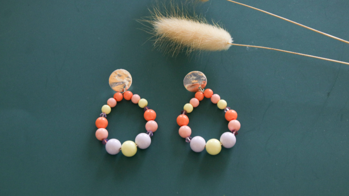 Schéma Boucles d'oreilles vintage en perles pastel et toupies violettes Schéma Boucles d'oreilles vintage en perles pastel et toupies violettes