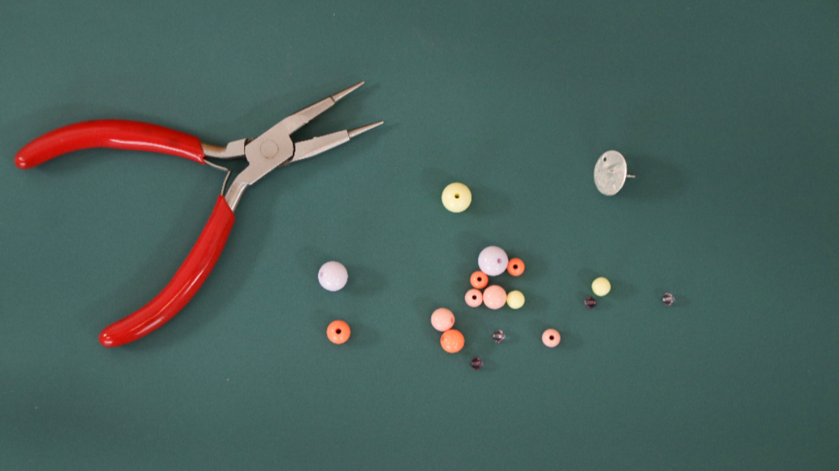 Boucles d'oreilles vintage en perles pastel et toupies violettes : Etape 1 Boucles d'oreilles vintage en perles pastel et toupies violettes : Etape 1