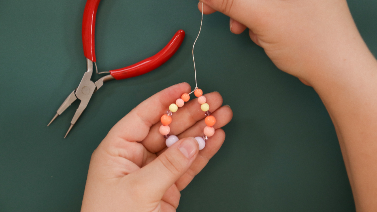 Boucles d'oreilles vintage en perles pastel et toupies violettes : Etape 3 Boucles d'oreilles vintage en perles pastel et toupies violettes : Etape 3